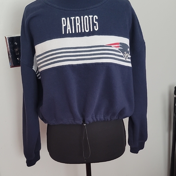 NFL Patriots Women's Navy and White Crew Neck Cropped Sweatshirt - Picture 10 of 10